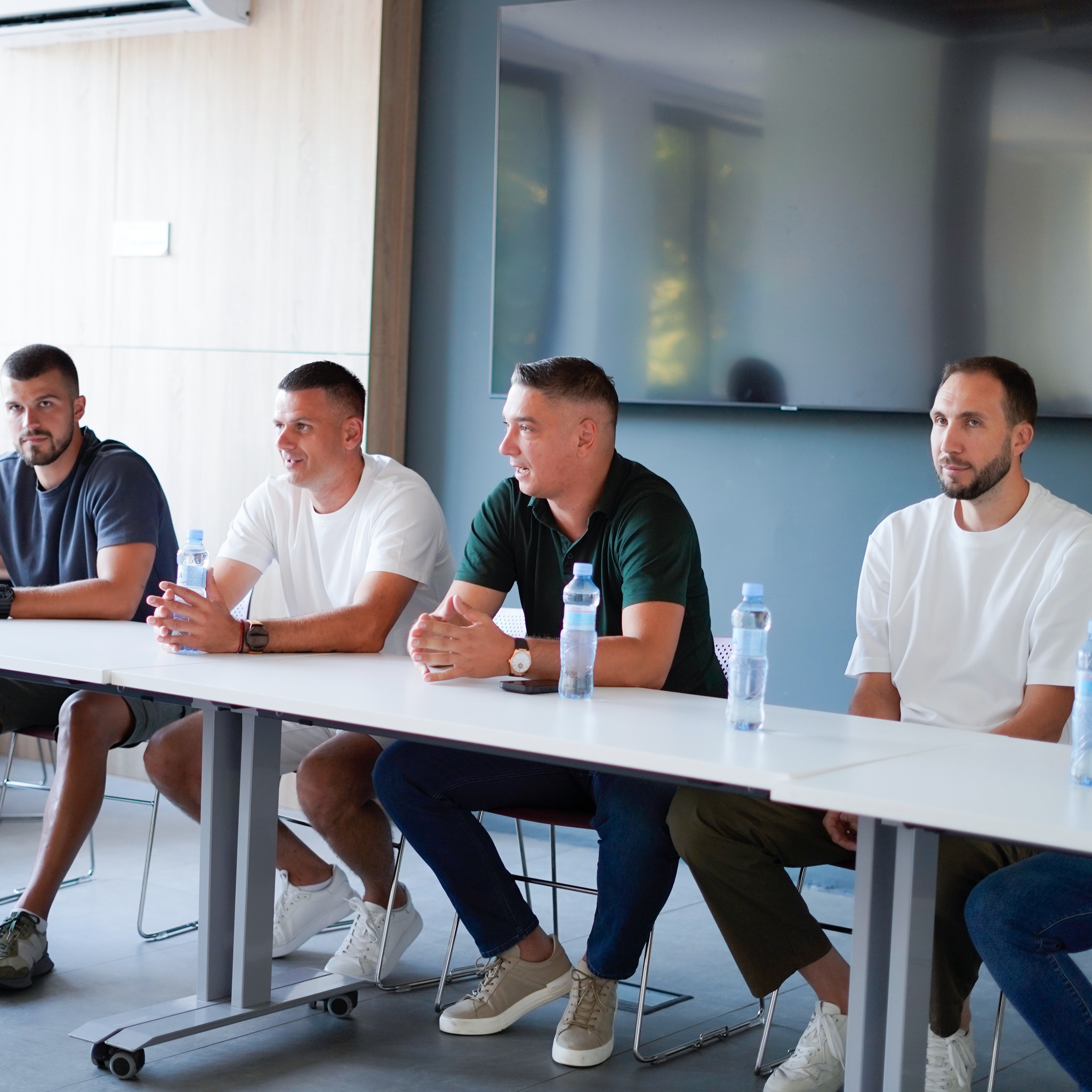 🔴⚪ Почињу припреме за нову сезону! ⚪🔴
Летња пауза се приводи крају и наше девојке почињу са тренинзима и припремама за предстојећу сезону!
Одбојкашице Црвене звезде су се окупиле на Маракани поводом састанка са стручним штабом као и управом клуба пред поечетак припрема за сезону 2026/2027.
Девојкама се прво обратио генерални директор ОК Црвена звезда, Никола Росић и пожелео свима добродошлицу после одмора и срећу у следећем периоду.
Истакао је да је врло поносан на екипу, за коју је сигуран да, уз предан и вредан рад, може да оствари циљеве у свим такмичењима и часно представља грб и боје Црвене звезде.
Нагласио је да су он и управа на располагању свим играчицама и да су сви посвећени и предани постизану задатих циљева.
Спортски директор Немања Петрић се надовезао и потврдио да ова екипа, уз рад и дисциплину може да направи сјајне резултате и да је сигуран да је амбијент за рад одличан.
Главни тренер Данило Стокућа је истакао да је врло задовољан саставом екипе и да верује да је направљена сјајна селекција играчица које ће својим играчким и људским квалитетима то и потврдити.
Још једном је повврдио да Црвена звезда увек има највеће циљеве које неће били лако постићи, али убеђен да ако сви квалитетно раде резултати не могу изостати.
Нови капитен екипе Вишња Жигић је поздравила саиграчице, поделила искуства са недавно завршеног Европског првенства за млађе сениорке и нагласила да је сигурна да ова екипа има квалитет да, уз праву енегију и искрене односе, дође до највиших успеха у свим такмичењима у следећој сезони.
На прозивци су фалиле Нађа Антоновић која је са сениорском репрезентацијом Србије, као и Тајлор Брунс која се прикључује екипи следеће недеље.
Црвена звезда ће се у сезони 2026/2027 такмичити у Суперлиги Србије, Купу Србије као и ЦЕВ Купу.
Девојке већ колико од сутра чекају први тренинзи и припреме почињу пуном паром.
Желимо им много среће у предстојећој сезони!
#ossrb #odbojka #redstar #volleyball #crvenazvezda