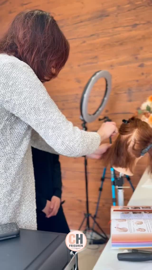 Lernen, wachsen, besser werden. ✂️✨Bei uns bedeutet Ausbildung nicht nur Zuschauen, sondern echtes gemeinsames Arbeiten, Verstehen und Weiterentwickeln.In diesem Reel trainiert Aris mit unseren Auszubildenden den so wichtigen Ablauf aus Beratung und Haarschnitt — denn ein wirklich gutes Ergebnis beginnt immer mit dem richtigen Blick, dem Zuhören und dem Verständnis für den Menschen im Stuhl.So entstehen Sicherheit, Gefühl für Haar und Form und vor allem Qualität, die man am Ende auch sieht. 🤍Wir lieben es, Wissen weiterzugeben und unseren Nachwuchs auf dem Weg zu starken Friseur*innen zu begleiten.#friseurausbildung #azubiimfriseurhandwerk #friseurteam #haareschneiden #beratung #friseuralltag #weiterbildung #nachwuchsförderung #salonalltag #friseurkunst