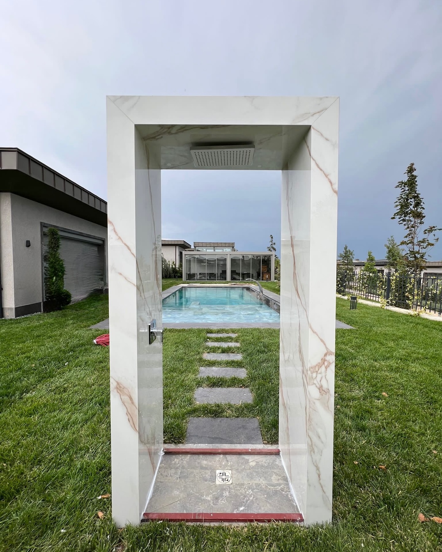 ✨ Lüks ve şıklığın birleşimi: Porselen kaplama havuz başı duşu! ✨Havuz keyfinizi tamamlayan bu özel tasarım, suya ve dış etkenlere dayanıklı yapısıyla uzun ömürlü bir kullanım sunuyor. Modern çizgileri ve zarif detaylarıyla bahçenize estetik bir dokunuş katıyor.✔️ Suya ve havuz kimyasallarına dayanıklı
✔️ Şık ve modern tasarım
✔️ Uzun ömürlü ve kolay temizlenebilir yüzeyHavuz başı şıklığını tamamlamak için siz de porselen kaplama çözümlerimizi keşfedin!#HavuzBaşıDuş #PorselenKaplama #LüksTasarım #BahçeDekorasyonu #ModernMimari #DayanıklıMalzeme #ŞıkTasarım #mimari #icmimarlik #peyzajmimarligi