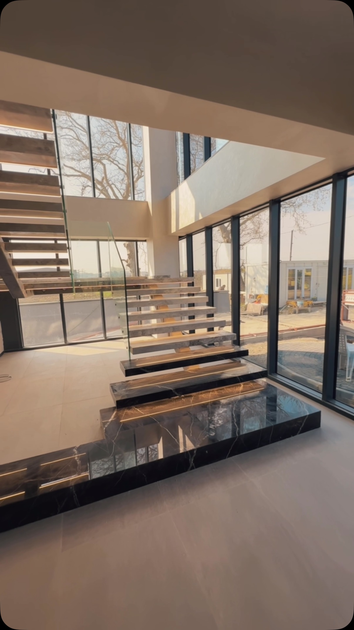 Doğal taşın zamansız şıklığı, modern mimarinin güçlü çizgileriyle buluştu.Bu özel merdiven tasarımında, açık gri tonları ve zarif damar yapısıyla öne çıkan Tundra Gri mermer; koyu renkli, sofistike görünümüyle dikkat çeken Bruno Perla mermeriyle mükemmel bir uyum yakaladı.Tundra Gri ve Bruno Perla mermerin uyumuyla tasarlanan bu özel merdiven, ışık oyunları ve cam detaylarla mekâna derinlik katıyor.Şıklığı ve dayanıklılığı bir arada sunan bu proje, Surtaş Mermer ve SA Mimarlık iş birliğiyle hayata geçirildi.Surtaş Mermer olarak, her projede doğallığın gücünü modern yaşam alanlarına taşımaya devam ediyoruz.#SurtaşMermer #TundraGri #BrunoPerla #DoğalTaş #MermerMerdiven #MimariDetay #İçMimari #ModernTasarım #LüksMekanlar #MermerTasarım #StoneDesign #LuxuryInteriors #ArchitecturalDetails