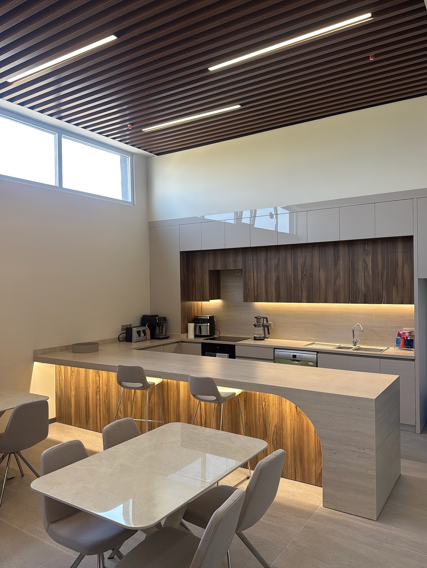 ✨ NG Stone | Kütahya Porselen | Surtaş Mermer
Lüksün en zarif haliyle tanışın.
Bu özel mutfak tasarımında NG Stone | Kütahya Porselen’in benzersiz dokusu ve kusursuz estetiği ile buluştu.
Her detay, zamansız bir şıklık için özenle işlendi.Doğal taşın zarafeti, porselenin modern çizgileri ve dokusu ile birleşti.Surtaş Mermer — Estetiği, kaliteyle buluşturuyor.📍 Beylikdüzü Showroom
🌐 www.surtasmermer.com#surtasmermer #ngstone #kütahyaporselen #luxurymutfak #doğaltaş #beylikdüzü #mutfaktasarımı #mermerdekorasyon #premiumtasarım #interiordesign #luxuryinterior #homedesign #mutfakdekorasyonu #zarafet #modernmutfak #beylikdüzümermer