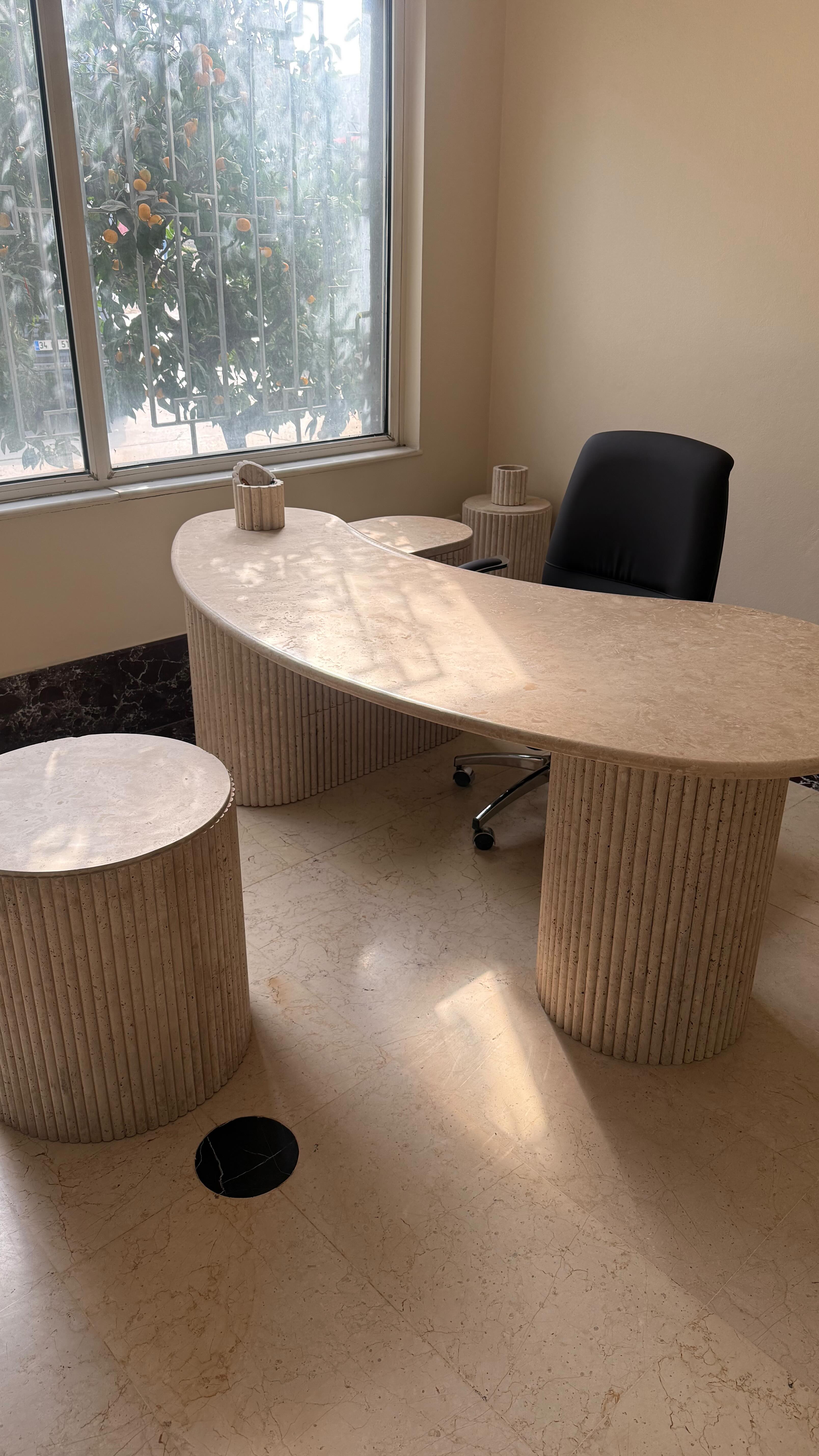 Taşın doğası, emeğin estetiğiyle buluştu.Bu özel ofis masası, Surtaş Mermer kalitesiyle, %100 doğal traverten taştan üretildi.
Son teknoloji CNC makinelerde hassas kesim sonrası, usta ellerde titizlikle şekillendirildi.
Her detayı, taşın doğallığını ve el işçiliğinin inceliğini yansıtıyor.www.surtasmermer.com#traverten #surtasmermer #mermermasa #ofistasarımı #interiordesign #naturalstone #travertine #luxuryinteriors #mimari #mermer #tasarim #cncmermer #beylikdüzü #homedecor #marbleart #handcrafted