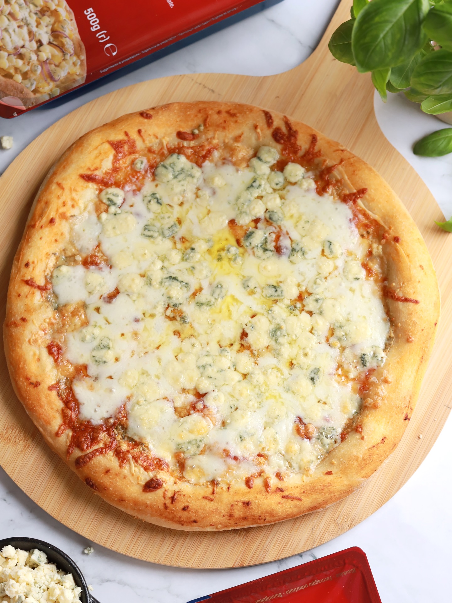 Ad🍕N-o să mai comanzi niciodată pizza Quattro Formaggi dacă încerci rețeta asta acasă, cu brânzeturi de calitate!
E cremoasă, intensă și are gustul autentic italian!
Pentru aluat:
• 500 g făină
• 7 g drojdie
• 2 lingurițe sare
• 300 g apă călduță
• 2 linguri ulei de măsline
Pentru topping:
• Puțin ulei de măsline
• Edelblu @bergader_romania
• Mozzarella
• Scamorza (sau altă brânză preferată)
• Parmezan
Mod de preparare:
1. Amesteci făina cu drojdia uscată, apoi adaugi apă călduță, ulei de măsline și sare. Frămânți sau mixezi aluatul și lași la dospit până își dublează volumul.
2. Întinzi blatul de pizza și îl stropești cu ulei de măsline, apoi presari mozzarella rasă, scamorza, parmezan și preferata mea: Edelblu de la Bergader — cremoasă și cu gust intens!
3. O dai la cuptor la 200°C cu ventilație, iar în 10 minute e gata!
Follow pentru mai multe idei delicioase!
#retetesimple #retetesanatoase #pizza #pizzaquattroformaggi