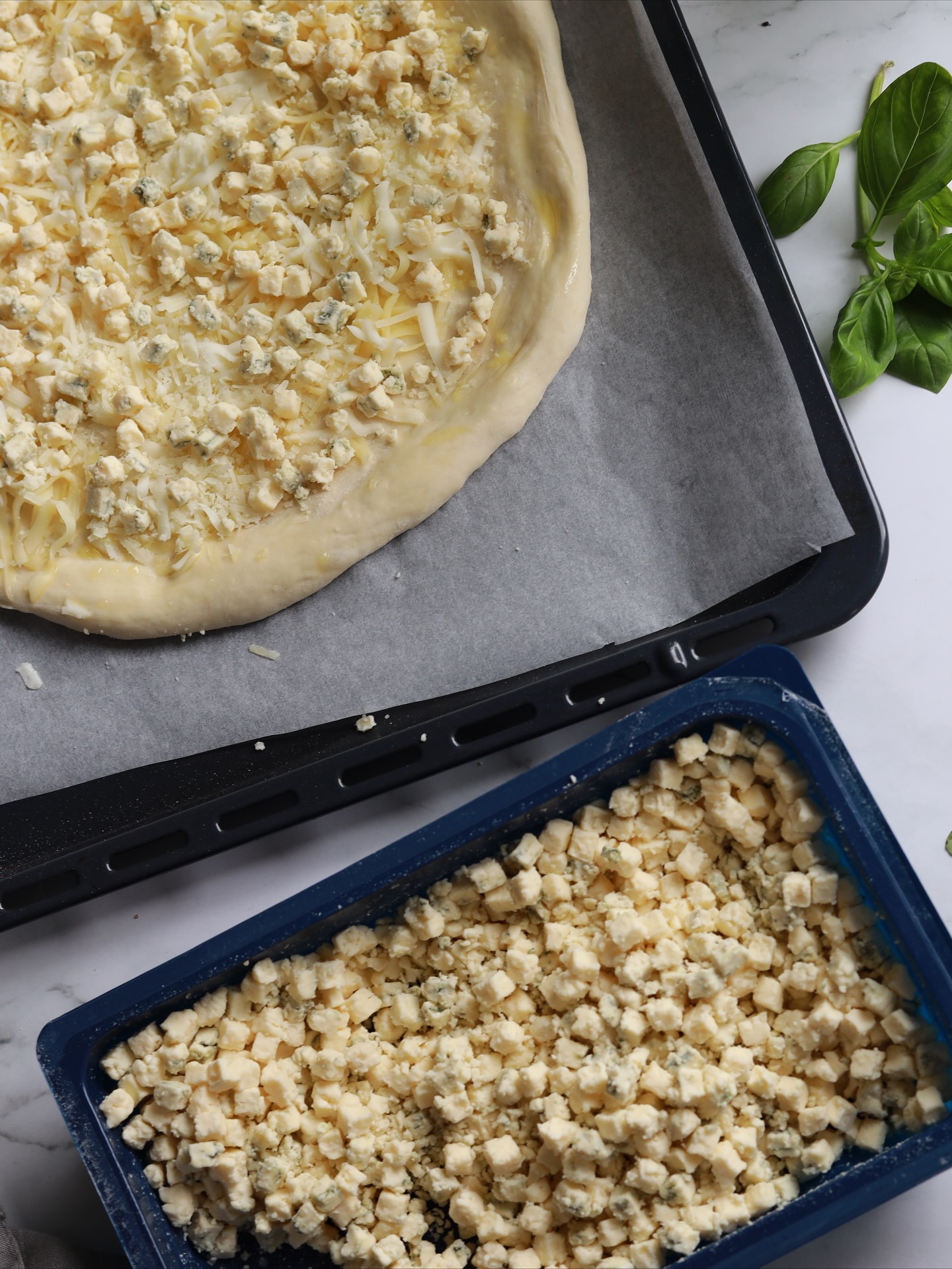 Ad🍕N-o să mai comanzi niciodată pizza Quattro Formaggi dacă încerci rețeta asta acasă, cu brânzeturi de calitate!
E cremoasă, intensă și are gustul autentic italian!
Pentru aluat:
• 500 g făină
• 7 g drojdie
• 2 lingurițe sare
• 300 g apă călduță
• 2 linguri ulei de măsline
Pentru topping:
• Puțin ulei de măsline
• Edelblu @bergader_romania
• Mozzarella
• Scamorza (sau altă brânză preferată)
• Parmezan
Mod de preparare:
1. Amesteci făina cu drojdia uscată, apoi adaugi apă călduță, ulei de măsline și sare. Frămânți sau mixezi aluatul și lași la dospit până își dublează volumul.
2. Întinzi blatul de pizza și îl stropești cu ulei de măsline, apoi presari mozzarella rasă, scamorza, parmezan și preferata mea: Edelblu de la Bergader — cremoasă și cu gust intens!
3. O dai la cuptor la 200°C cu ventilație, iar în 10 minute e gata!
Follow pentru mai multe idei delicioase!
#retetesimple #retetesanatoase #pizza #pizzaquattroformaggi