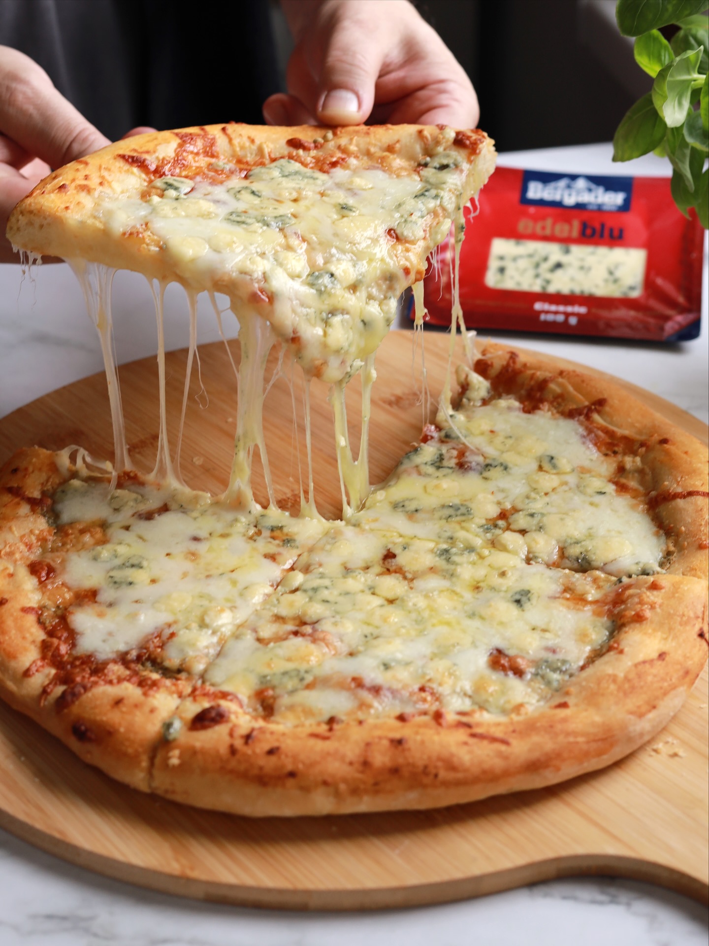 Ad🍕N-o să mai comanzi niciodată pizza Quattro Formaggi dacă încerci rețeta asta acasă, cu brânzeturi de calitate!
E cremoasă, intensă și are gustul autentic italian!
Pentru aluat:
• 500 g făină
• 7 g drojdie
• 2 lingurițe sare
• 300 g apă călduță
• 2 linguri ulei de măsline
Pentru topping:
• Puțin ulei de măsline
• Edelblu @bergader_romania
• Mozzarella
• Scamorza (sau altă brânză preferată)
• Parmezan
Mod de preparare:
1. Amesteci făina cu drojdia uscată, apoi adaugi apă călduță, ulei de măsline și sare. Frămânți sau mixezi aluatul și lași la dospit până își dublează volumul.
2. Întinzi blatul de pizza și îl stropești cu ulei de măsline, apoi presari mozzarella rasă, scamorza, parmezan și preferata mea: Edelblu de la Bergader — cremoasă și cu gust intens!
3. O dai la cuptor la 200°C cu ventilație, iar în 10 minute e gata!
Follow pentru mai multe idei delicioase!
#retetesimple #retetesanatoase #pizza #pizzaquattroformaggi