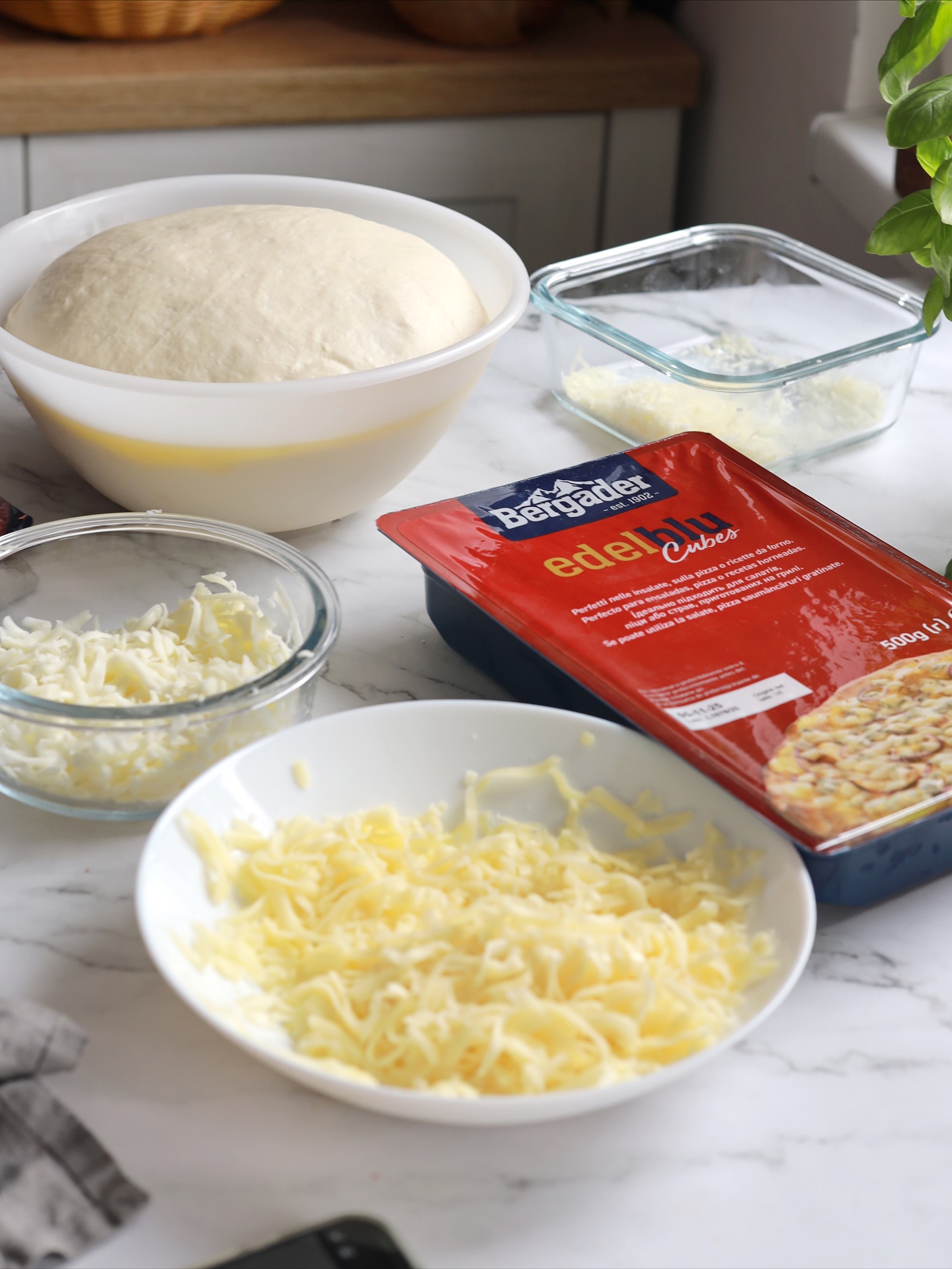 Ad🍕N-o să mai comanzi niciodată pizza Quattro Formaggi dacă încerci rețeta asta acasă, cu brânzeturi de calitate!
E cremoasă, intensă și are gustul autentic italian!
Pentru aluat:
• 500 g făină
• 7 g drojdie
• 2 lingurițe sare
• 300 g apă călduță
• 2 linguri ulei de măsline
Pentru topping:
• Puțin ulei de măsline
• Edelblu @bergader_romania
• Mozzarella
• Scamorza (sau altă brânză preferată)
• Parmezan
Mod de preparare:
1. Amesteci făina cu drojdia uscată, apoi adaugi apă călduță, ulei de măsline și sare. Frămânți sau mixezi aluatul și lași la dospit până își dublează volumul.
2. Întinzi blatul de pizza și îl stropești cu ulei de măsline, apoi presari mozzarella rasă, scamorza, parmezan și preferata mea: Edelblu de la Bergader — cremoasă și cu gust intens!
3. O dai la cuptor la 200°C cu ventilație, iar în 10 minute e gata!
Follow pentru mai multe idei delicioase!
#retetesimple #retetesanatoase #pizza #pizzaquattroformaggi