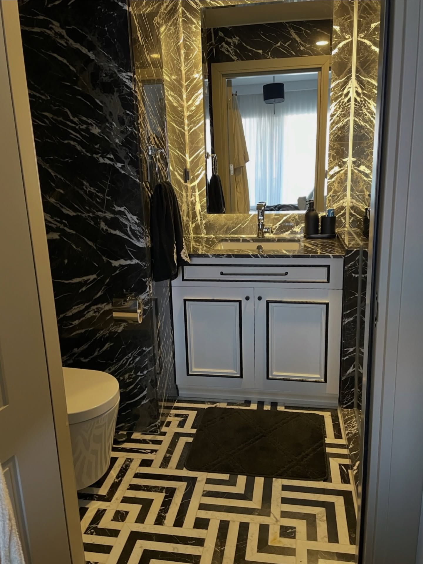 Siyah Mermerin Asaleti 🖤Bu projede siyah mermer duvar kaplaması ve geometrik desenli mermer döşeme ile banyoya lüks ve modern bir karakter kazandırdık. Doğal mermerin damar yapısı, ışık oyunlarıyla mekâna derinlik katarken; kontrast renkler sayesinde güçlü ve sofistike bir atmosfer oluştu.✔️ Duvar kaplaması: Parlak siyah doğal mermer
✔️ Zemin: Özel kesim geometrik mermer desen
✔️ Uygulama: Özel ölçü, özel işçilikBanyo, WC, otel ve rezidans projeleri için özel mermer tasarım ve uygulama çözümleri sunuyoruz.#mermer #doğalmermer #banyotasarımı #mermerbanyo #mermerdöşeme