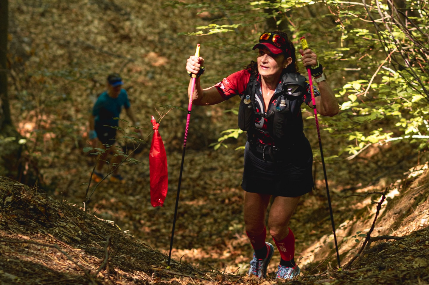 Există urcări… și există Panta lui Cosmin 😅
Când vezi semnul… pare ok.
1.32 km, 360+ diferență de nivel.
Apoi începi urcarea.
Și îți dai seama că Panta lui Cosmin nu e doar o pantă.
E un test de caracter. 💪🏼
Și da… toată lumea se întreabă același lucru:
“Cine l-a lăsat pe Cosmin să aleagă panta asta?” 🤣
Pe aici, la ZUT, alergarea se transformă rapid în:
🚶 power hiking
🧗 puțin alpinism
Dar partea frumoasă e că toți ajung sus.
Mai încet, mai repede… dar cu un zâmbet mare la final.
🔥 Vrei să o încerci și tu?
📍 Ne vedem la start la ZUT 2026 powered by @egointeriors.ro
🌐 Detalii & înscrieri: www.zut.run
📆 10-11-12 iulie 2026
👉 Tag prietenul care te-ar împinge pe ultimii metri ai pantei.
_________________
There are climbs… and then there’s... Panta lui Cosmin 😅
When you see the sign… it doesn’t look that bad.
1.32 km, 360+ meters of elevation gain.
Then you start the climb.
And you realize that Panta lui Cosmin isn’t just a climb.
It’s a test of character. 💪🏼
And yes… everyone asks the same question:
“Who let Cosmin choose this climb?” 🤣
Here at ZUT, running quickly turns into:
🚶 power hiking
🧗 a bit of mountaineering
But the beautiful part is that everyone reaches the top.
Slower or faster… but with a big smile at the end.
🔥 Want to try it yourself?
📍 See you at the start of ZUT 2026 powered by @egointeriors.ro
🌐 Details & registration: www.zut.run
📆 July 10–11–12, 2026
👉 Tag the friend who would push you through the last meters of the climb.