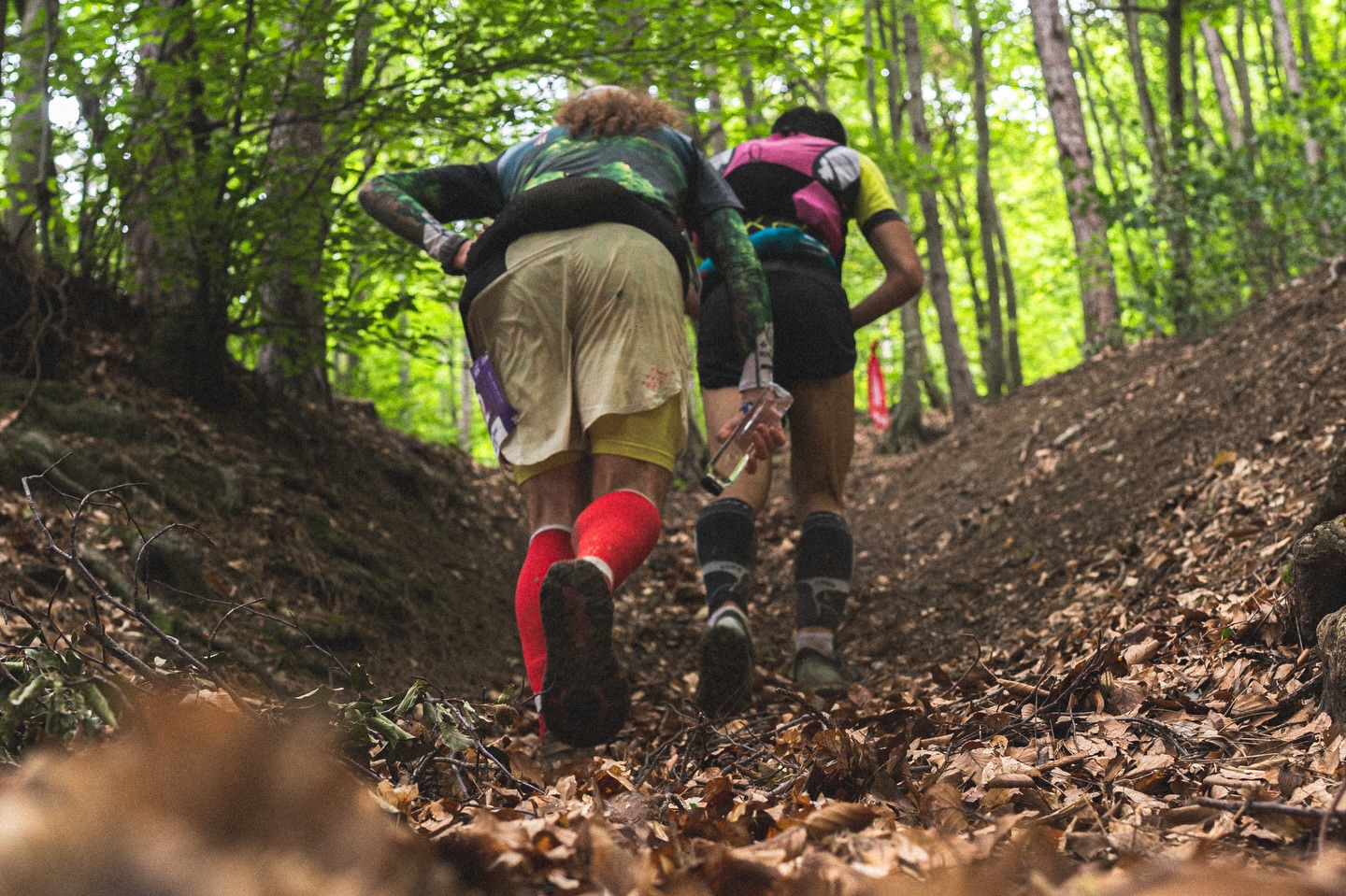 Există urcări… și există Panta lui Cosmin 😅
Când vezi semnul… pare ok.
1.32 km, 360+ diferență de nivel.
Apoi începi urcarea.
Și îți dai seama că Panta lui Cosmin nu e doar o pantă.
E un test de caracter. 💪🏼
Și da… toată lumea se întreabă același lucru:
“Cine l-a lăsat pe Cosmin să aleagă panta asta?” 🤣
Pe aici, la ZUT, alergarea se transformă rapid în:
🚶 power hiking
🧗 puțin alpinism
Dar partea frumoasă e că toți ajung sus.
Mai încet, mai repede… dar cu un zâmbet mare la final.
🔥 Vrei să o încerci și tu?
📍 Ne vedem la start la ZUT 2026 powered by @egointeriors.ro
🌐 Detalii & înscrieri: www.zut.run
📆 10-11-12 iulie 2026
👉 Tag prietenul care te-ar împinge pe ultimii metri ai pantei.
_________________
There are climbs… and then there’s... Panta lui Cosmin 😅
When you see the sign… it doesn’t look that bad.
1.32 km, 360+ meters of elevation gain.
Then you start the climb.
And you realize that Panta lui Cosmin isn’t just a climb.
It’s a test of character. 💪🏼
And yes… everyone asks the same question:
“Who let Cosmin choose this climb?” 🤣
Here at ZUT, running quickly turns into:
🚶 power hiking
🧗 a bit of mountaineering
But the beautiful part is that everyone reaches the top.
Slower or faster… but with a big smile at the end.
🔥 Want to try it yourself?
📍 See you at the start of ZUT 2026 powered by @egointeriors.ro
🌐 Details & registration: www.zut.run
📆 July 10–11–12, 2026
👉 Tag the friend who would push you through the last meters of the climb.