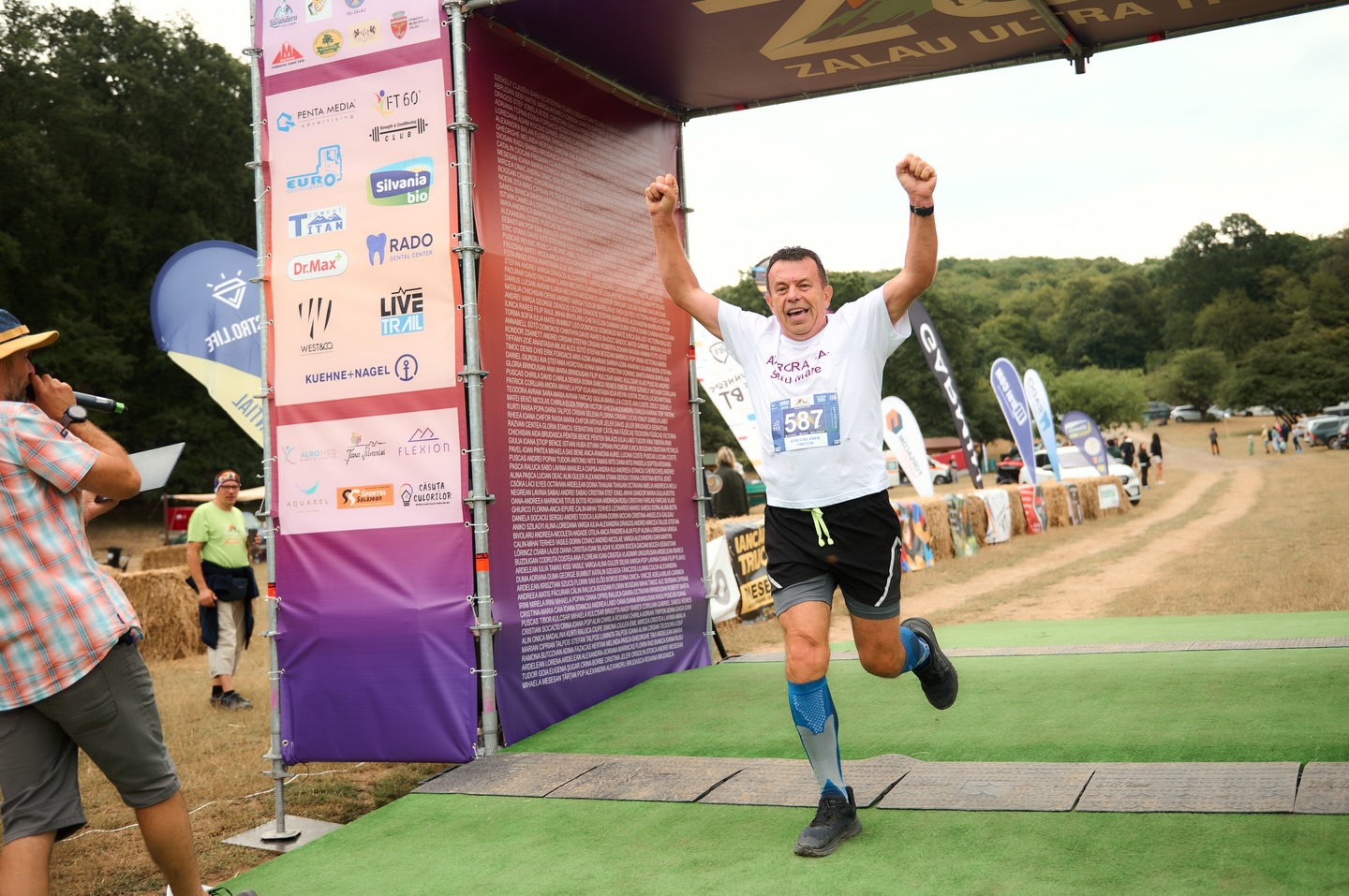 Finish-ul nu e doar o linie. E un început. 💛
La ZUT 2025 powered by EGOinteriors am văzut tot: performanță dusă la limită, primii pași pe trail, lacrimi care spun povești, râsete care se aud până în pădure, sărituri, tumbe și momente care nu se pot pune în cuvinte.
Am văzut copii care descoperă bucuria alergării.
Am văzut sportivi care își depășesc propriile limite.
Am văzut oameni care au venit pentru un timp… și au plecat cu o amintire pe viață.
Aici nu contează cât de repede ajungi. Contează că ai pornit.
La ZUT 2026 powered by EGOinteriors este loc pentru toată lumea — și va fi mereu.
Fie că vii pentru competiție, pentru experiență sau pur și simplu pentru tine, linia de finish te așteaptă la fel. 🙌🏻
Ne vedem la start?
🔗 Înscrieri: https://zut.run
-
The finish line isn’t just a line. It’s a beginning. 💛
At ZUT 2025 powered by EGOinteriors, we saw it all: performance pushed to the limit, first steps on the trail, tears that tell stories, laughter echoing through the forest, jumps, flips, and moments that simply can’t be put into words.
We saw kids discovering the joy of running.
We saw athletes pushing beyond their own limits.
We saw people who came for a moment… and left with a lifetime memory.
Here, it doesn’t matter how fast you finish. What matters is that you started.
At ZUT 2026 powered by EGOinteriors, there is a place for everyone — and there always will be.
Whether you come for the competition, the experience, or just for yourself, the finish line welcomes you the same way. 🙌🏻
See you at the start?
🔗 Registrations: https://zut.run