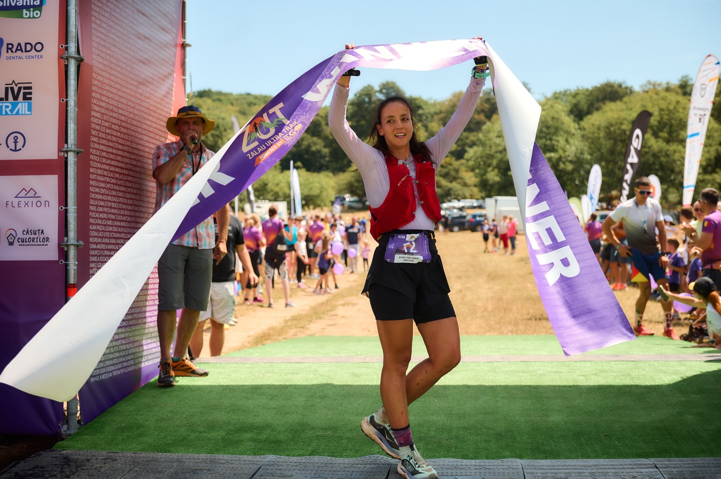 Finish-ul nu e doar o linie. E un început. 💛
La ZUT 2025 powered by EGOinteriors am văzut tot: performanță dusă la limită, primii pași pe trail, lacrimi care spun povești, râsete care se aud până în pădure, sărituri, tumbe și momente care nu se pot pune în cuvinte.
Am văzut copii care descoperă bucuria alergării.
Am văzut sportivi care își depășesc propriile limite.
Am văzut oameni care au venit pentru un timp… și au plecat cu o amintire pe viață.
Aici nu contează cât de repede ajungi. Contează că ai pornit.
La ZUT 2026 powered by EGOinteriors este loc pentru toată lumea — și va fi mereu.
Fie că vii pentru competiție, pentru experiență sau pur și simplu pentru tine, linia de finish te așteaptă la fel. 🙌🏻
Ne vedem la start?
🔗 Înscrieri: https://zut.run
-
The finish line isn’t just a line. It’s a beginning. 💛
At ZUT 2025 powered by EGOinteriors, we saw it all: performance pushed to the limit, first steps on the trail, tears that tell stories, laughter echoing through the forest, jumps, flips, and moments that simply can’t be put into words.
We saw kids discovering the joy of running.
We saw athletes pushing beyond their own limits.
We saw people who came for a moment… and left with a lifetime memory.
Here, it doesn’t matter how fast you finish. What matters is that you started.
At ZUT 2026 powered by EGOinteriors, there is a place for everyone — and there always will be.
Whether you come for the competition, the experience, or just for yourself, the finish line welcomes you the same way. 🙌🏻
See you at the start?
🔗 Registrations: https://zut.run