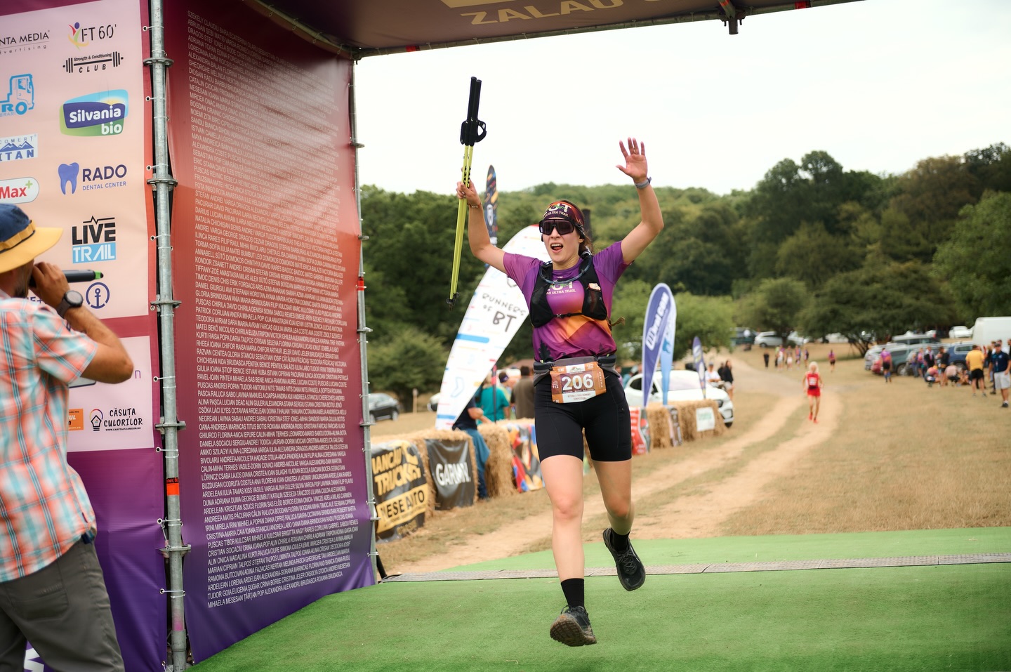 Finish-ul nu e doar o linie. E un început. 💛
La ZUT 2025 powered by EGOinteriors am văzut tot: performanță dusă la limită, primii pași pe trail, lacrimi care spun povești, râsete care se aud până în pădure, sărituri, tumbe și momente care nu se pot pune în cuvinte.
Am văzut copii care descoperă bucuria alergării.
Am văzut sportivi care își depășesc propriile limite.
Am văzut oameni care au venit pentru un timp… și au plecat cu o amintire pe viață.
Aici nu contează cât de repede ajungi. Contează că ai pornit.
La ZUT 2026 powered by EGOinteriors este loc pentru toată lumea — și va fi mereu.
Fie că vii pentru competiție, pentru experiență sau pur și simplu pentru tine, linia de finish te așteaptă la fel. 🙌🏻
Ne vedem la start?
🔗 Înscrieri: https://zut.run
-
The finish line isn’t just a line. It’s a beginning. 💛
At ZUT 2025 powered by EGOinteriors, we saw it all: performance pushed to the limit, first steps on the trail, tears that tell stories, laughter echoing through the forest, jumps, flips, and moments that simply can’t be put into words.
We saw kids discovering the joy of running.
We saw athletes pushing beyond their own limits.
We saw people who came for a moment… and left with a lifetime memory.
Here, it doesn’t matter how fast you finish. What matters is that you started.
At ZUT 2026 powered by EGOinteriors, there is a place for everyone — and there always will be.
Whether you come for the competition, the experience, or just for yourself, the finish line welcomes you the same way. 🙌🏻
See you at the start?
🔗 Registrations: https://zut.run