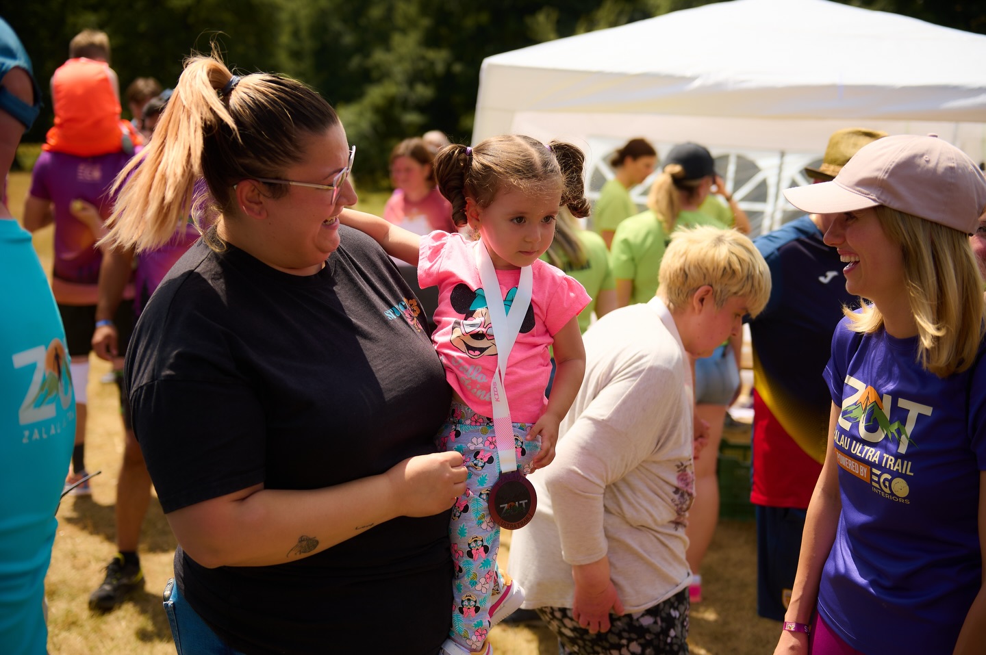 Finish-ul nu e doar o linie. E un început. 💛
La ZUT 2025 powered by EGOinteriors am văzut tot: performanță dusă la limită, primii pași pe trail, lacrimi care spun povești, râsete care se aud până în pădure, sărituri, tumbe și momente care nu se pot pune în cuvinte.
Am văzut copii care descoperă bucuria alergării.
Am văzut sportivi care își depășesc propriile limite.
Am văzut oameni care au venit pentru un timp… și au plecat cu o amintire pe viață.
Aici nu contează cât de repede ajungi. Contează că ai pornit.
La ZUT 2026 powered by EGOinteriors este loc pentru toată lumea — și va fi mereu.
Fie că vii pentru competiție, pentru experiență sau pur și simplu pentru tine, linia de finish te așteaptă la fel. 🙌🏻
Ne vedem la start?
🔗 Înscrieri: https://zut.run
-
The finish line isn’t just a line. It’s a beginning. 💛
At ZUT 2025 powered by EGOinteriors, we saw it all: performance pushed to the limit, first steps on the trail, tears that tell stories, laughter echoing through the forest, jumps, flips, and moments that simply can’t be put into words.
We saw kids discovering the joy of running.
We saw athletes pushing beyond their own limits.
We saw people who came for a moment… and left with a lifetime memory.
Here, it doesn’t matter how fast you finish. What matters is that you started.
At ZUT 2026 powered by EGOinteriors, there is a place for everyone — and there always will be.
Whether you come for the competition, the experience, or just for yourself, the finish line welcomes you the same way. 🙌🏻
See you at the start?
🔗 Registrations: https://zut.run