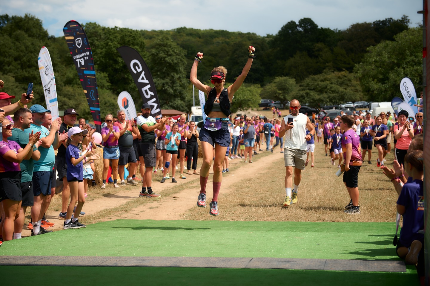 Finish-ul nu e doar o linie. E un început. 💛
La ZUT 2025 powered by EGOinteriors am văzut tot: performanță dusă la limită, primii pași pe trail, lacrimi care spun povești, râsete care se aud până în pădure, sărituri, tumbe și momente care nu se pot pune în cuvinte.
Am văzut copii care descoperă bucuria alergării.
Am văzut sportivi care își depășesc propriile limite.
Am văzut oameni care au venit pentru un timp… și au plecat cu o amintire pe viață.
Aici nu contează cât de repede ajungi. Contează că ai pornit.
La ZUT 2026 powered by EGOinteriors este loc pentru toată lumea — și va fi mereu.
Fie că vii pentru competiție, pentru experiență sau pur și simplu pentru tine, linia de finish te așteaptă la fel. 🙌🏻
Ne vedem la start?
🔗 Înscrieri: https://zut.run
-
The finish line isn’t just a line. It’s a beginning. 💛
At ZUT 2025 powered by EGOinteriors, we saw it all: performance pushed to the limit, first steps on the trail, tears that tell stories, laughter echoing through the forest, jumps, flips, and moments that simply can’t be put into words.
We saw kids discovering the joy of running.
We saw athletes pushing beyond their own limits.
We saw people who came for a moment… and left with a lifetime memory.
Here, it doesn’t matter how fast you finish. What matters is that you started.
At ZUT 2026 powered by EGOinteriors, there is a place for everyone — and there always will be.
Whether you come for the competition, the experience, or just for yourself, the finish line welcomes you the same way. 🙌🏻
See you at the start?
🔗 Registrations: https://zut.run