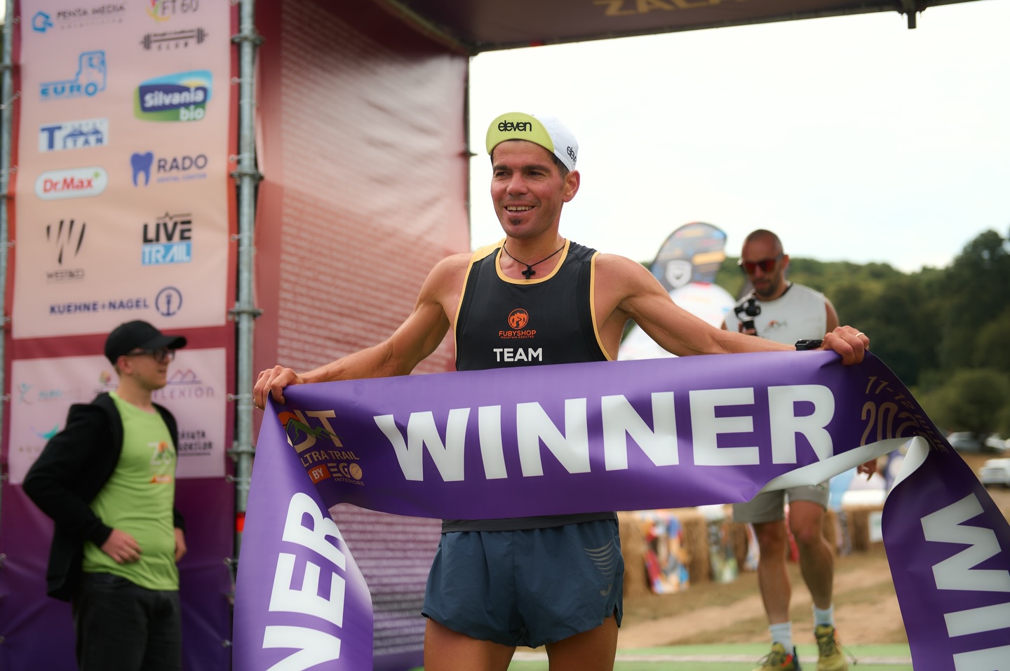 Finish-ul nu e doar o linie. E un început. 💛
La ZUT 2025 powered by EGOinteriors am văzut tot: performanță dusă la limită, primii pași pe trail, lacrimi care spun povești, râsete care se aud până în pădure, sărituri, tumbe și momente care nu se pot pune în cuvinte.
Am văzut copii care descoperă bucuria alergării.
Am văzut sportivi care își depășesc propriile limite.
Am văzut oameni care au venit pentru un timp… și au plecat cu o amintire pe viață.
Aici nu contează cât de repede ajungi. Contează că ai pornit.
La ZUT 2026 powered by EGOinteriors este loc pentru toată lumea — și va fi mereu.
Fie că vii pentru competiție, pentru experiență sau pur și simplu pentru tine, linia de finish te așteaptă la fel. 🙌🏻
Ne vedem la start?
🔗 Înscrieri: https://zut.run
-
The finish line isn’t just a line. It’s a beginning. 💛
At ZUT 2025 powered by EGOinteriors, we saw it all: performance pushed to the limit, first steps on the trail, tears that tell stories, laughter echoing through the forest, jumps, flips, and moments that simply can’t be put into words.
We saw kids discovering the joy of running.
We saw athletes pushing beyond their own limits.
We saw people who came for a moment… and left with a lifetime memory.
Here, it doesn’t matter how fast you finish. What matters is that you started.
At ZUT 2026 powered by EGOinteriors, there is a place for everyone — and there always will be.
Whether you come for the competition, the experience, or just for yourself, the finish line welcomes you the same way. 🙌🏻
See you at the start?
🔗 Registrations: https://zut.run