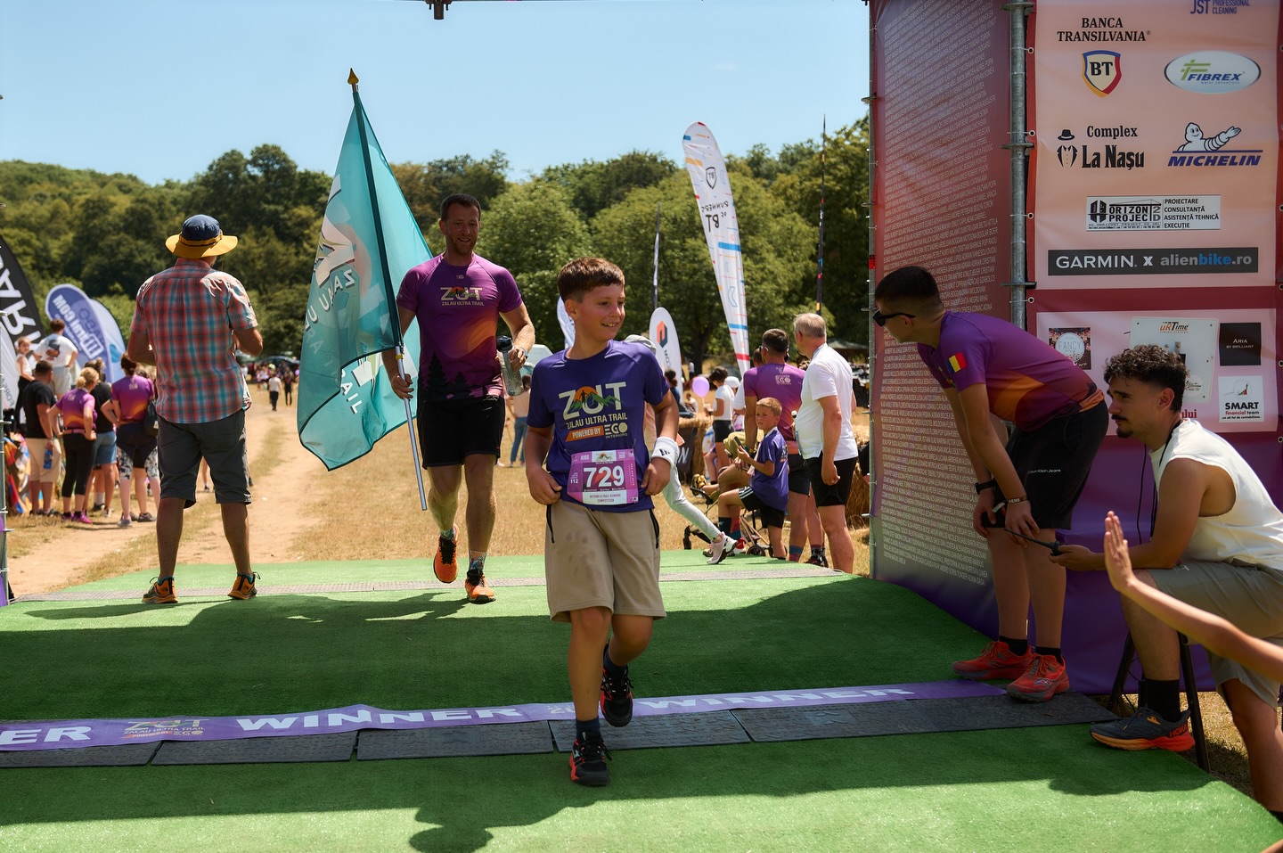 Finish-ul nu e doar o linie. E un început. 💛
La ZUT 2025 powered by EGOinteriors am văzut tot: performanță dusă la limită, primii pași pe trail, lacrimi care spun povești, râsete care se aud până în pădure, sărituri, tumbe și momente care nu se pot pune în cuvinte.
Am văzut copii care descoperă bucuria alergării.
Am văzut sportivi care își depășesc propriile limite.
Am văzut oameni care au venit pentru un timp… și au plecat cu o amintire pe viață.
Aici nu contează cât de repede ajungi. Contează că ai pornit.
La ZUT 2026 powered by EGOinteriors este loc pentru toată lumea — și va fi mereu.
Fie că vii pentru competiție, pentru experiență sau pur și simplu pentru tine, linia de finish te așteaptă la fel. 🙌🏻
Ne vedem la start?
🔗 Înscrieri: https://zut.run
-
The finish line isn’t just a line. It’s a beginning. 💛
At ZUT 2025 powered by EGOinteriors, we saw it all: performance pushed to the limit, first steps on the trail, tears that tell stories, laughter echoing through the forest, jumps, flips, and moments that simply can’t be put into words.
We saw kids discovering the joy of running.
We saw athletes pushing beyond their own limits.
We saw people who came for a moment… and left with a lifetime memory.
Here, it doesn’t matter how fast you finish. What matters is that you started.
At ZUT 2026 powered by EGOinteriors, there is a place for everyone — and there always will be.
Whether you come for the competition, the experience, or just for yourself, the finish line welcomes you the same way. 🙌🏻
See you at the start?
🔗 Registrations: https://zut.run