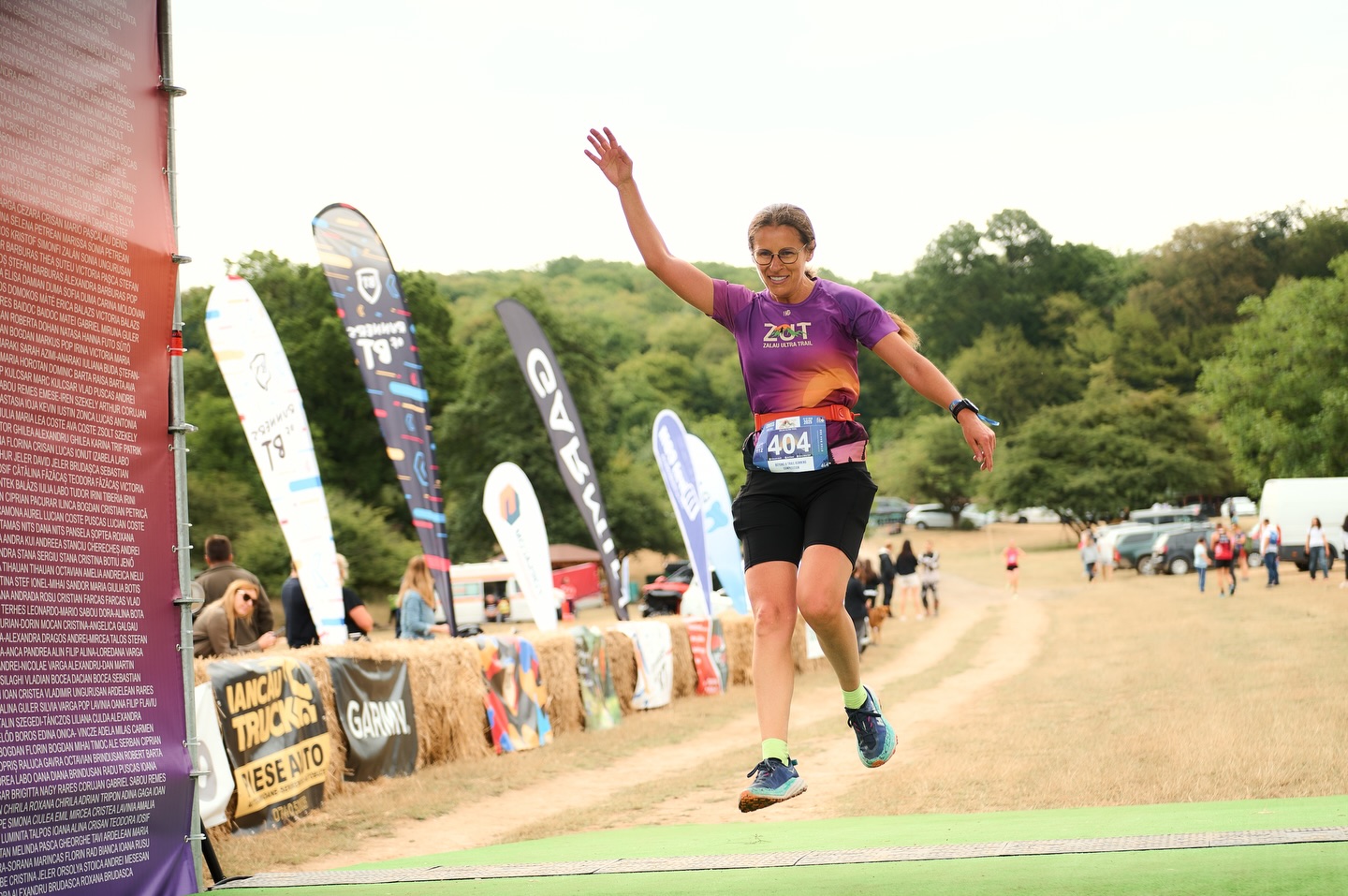 Finish-ul nu e doar o linie. E un început. 💛
La ZUT 2025 powered by EGOinteriors am văzut tot: performanță dusă la limită, primii pași pe trail, lacrimi care spun povești, râsete care se aud până în pădure, sărituri, tumbe și momente care nu se pot pune în cuvinte.
Am văzut copii care descoperă bucuria alergării.
Am văzut sportivi care își depășesc propriile limite.
Am văzut oameni care au venit pentru un timp… și au plecat cu o amintire pe viață.
Aici nu contează cât de repede ajungi. Contează că ai pornit.
La ZUT 2026 powered by EGOinteriors este loc pentru toată lumea — și va fi mereu.
Fie că vii pentru competiție, pentru experiență sau pur și simplu pentru tine, linia de finish te așteaptă la fel. 🙌🏻
Ne vedem la start?
🔗 Înscrieri: https://zut.run
-
The finish line isn’t just a line. It’s a beginning. 💛
At ZUT 2025 powered by EGOinteriors, we saw it all: performance pushed to the limit, first steps on the trail, tears that tell stories, laughter echoing through the forest, jumps, flips, and moments that simply can’t be put into words.
We saw kids discovering the joy of running.
We saw athletes pushing beyond their own limits.
We saw people who came for a moment… and left with a lifetime memory.
Here, it doesn’t matter how fast you finish. What matters is that you started.
At ZUT 2026 powered by EGOinteriors, there is a place for everyone — and there always will be.
Whether you come for the competition, the experience, or just for yourself, the finish line welcomes you the same way. 🙌🏻
See you at the start?
🔗 Registrations: https://zut.run