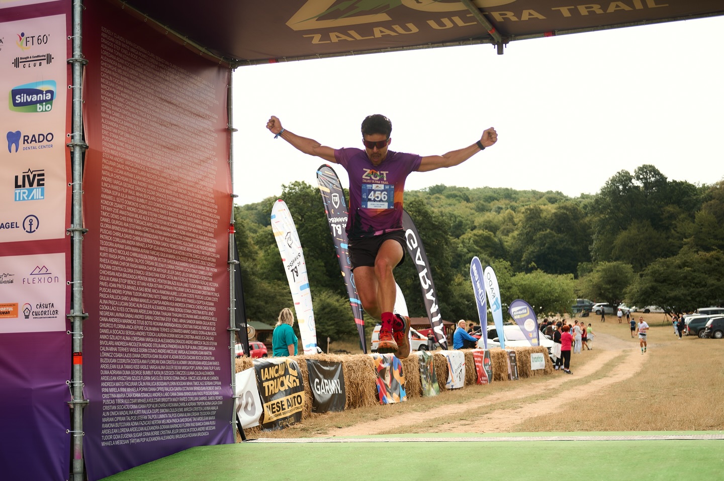 Finish-ul nu e doar o linie. E un început. 💛
La ZUT 2025 powered by EGOinteriors am văzut tot: performanță dusă la limită, primii pași pe trail, lacrimi care spun povești, râsete care se aud până în pădure, sărituri, tumbe și momente care nu se pot pune în cuvinte.
Am văzut copii care descoperă bucuria alergării.
Am văzut sportivi care își depășesc propriile limite.
Am văzut oameni care au venit pentru un timp… și au plecat cu o amintire pe viață.
Aici nu contează cât de repede ajungi. Contează că ai pornit.
La ZUT 2026 powered by EGOinteriors este loc pentru toată lumea — și va fi mereu.
Fie că vii pentru competiție, pentru experiență sau pur și simplu pentru tine, linia de finish te așteaptă la fel. 🙌🏻
Ne vedem la start?
🔗 Înscrieri: https://zut.run
-
The finish line isn’t just a line. It’s a beginning. 💛
At ZUT 2025 powered by EGOinteriors, we saw it all: performance pushed to the limit, first steps on the trail, tears that tell stories, laughter echoing through the forest, jumps, flips, and moments that simply can’t be put into words.
We saw kids discovering the joy of running.
We saw athletes pushing beyond their own limits.
We saw people who came for a moment… and left with a lifetime memory.
Here, it doesn’t matter how fast you finish. What matters is that you started.
At ZUT 2026 powered by EGOinteriors, there is a place for everyone — and there always will be.
Whether you come for the competition, the experience, or just for yourself, the finish line welcomes you the same way. 🙌🏻
See you at the start?
🔗 Registrations: https://zut.run