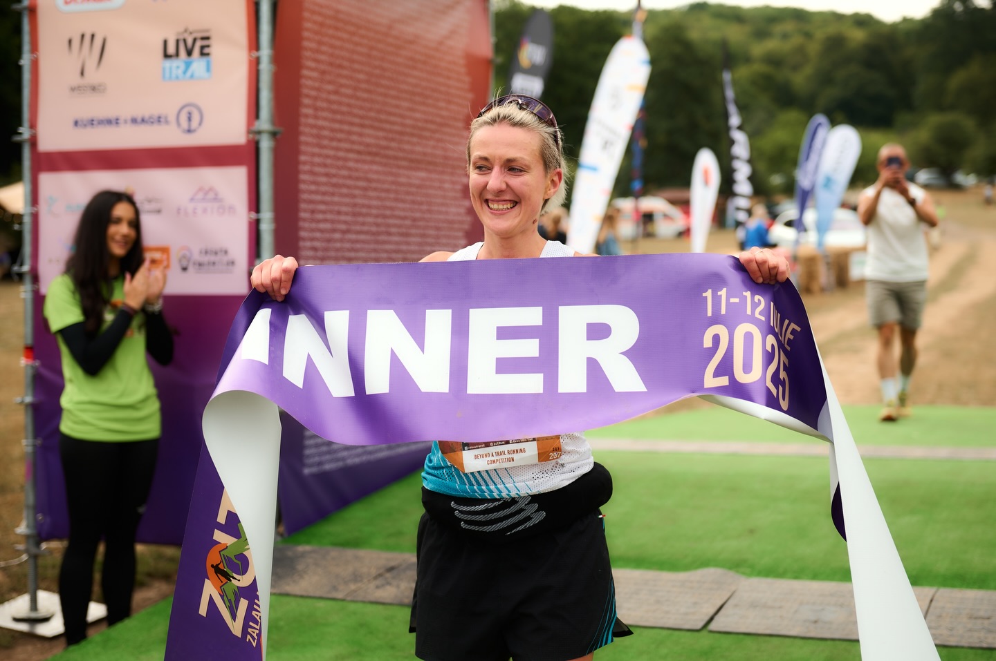 Finish-ul nu e doar o linie. E un început. 💛
La ZUT 2025 powered by EGOinteriors am văzut tot: performanță dusă la limită, primii pași pe trail, lacrimi care spun povești, râsete care se aud până în pădure, sărituri, tumbe și momente care nu se pot pune în cuvinte.
Am văzut copii care descoperă bucuria alergării.
Am văzut sportivi care își depășesc propriile limite.
Am văzut oameni care au venit pentru un timp… și au plecat cu o amintire pe viață.
Aici nu contează cât de repede ajungi. Contează că ai pornit.
La ZUT 2026 powered by EGOinteriors este loc pentru toată lumea — și va fi mereu.
Fie că vii pentru competiție, pentru experiență sau pur și simplu pentru tine, linia de finish te așteaptă la fel. 🙌🏻
Ne vedem la start?
🔗 Înscrieri: https://zut.run
-
The finish line isn’t just a line. It’s a beginning. 💛
At ZUT 2025 powered by EGOinteriors, we saw it all: performance pushed to the limit, first steps on the trail, tears that tell stories, laughter echoing through the forest, jumps, flips, and moments that simply can’t be put into words.
We saw kids discovering the joy of running.
We saw athletes pushing beyond their own limits.
We saw people who came for a moment… and left with a lifetime memory.
Here, it doesn’t matter how fast you finish. What matters is that you started.
At ZUT 2026 powered by EGOinteriors, there is a place for everyone — and there always will be.
Whether you come for the competition, the experience, or just for yourself, the finish line welcomes you the same way. 🙌🏻
See you at the start?
🔗 Registrations: https://zut.run