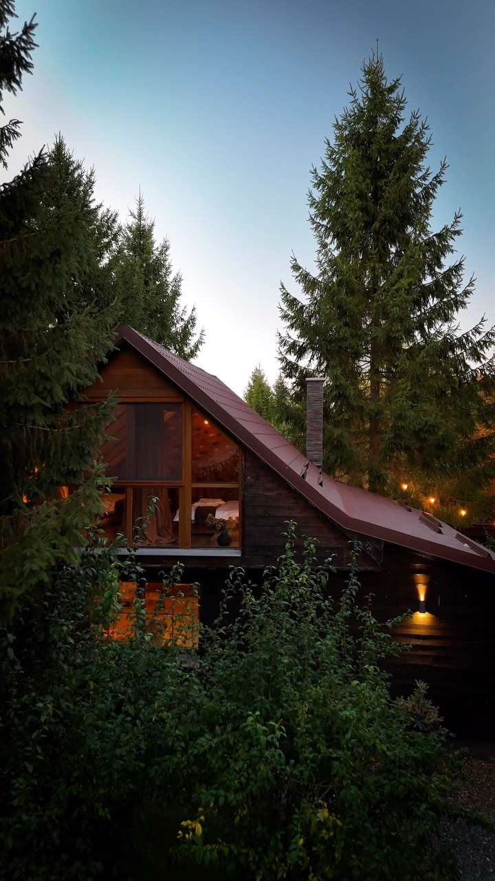 Septembrie e aproape sold-out la 663A.
Pentru cabana La Brazi, a mai rămas un singur weekend disponibil.
Și doar câteva ferestre libere în timpul săptămânii.
Experiențele premium se rezervă rapid.
Vreți confort, liniște și un decor de toamnă perfect?
Alegeți datele rămase de Luni până Joi.
Intrați automat în campania „Autumn Escape” cu tarife excepționale.
(Pachet rezervat strict pentru cupluri și familii cu max. 2 copii).
Un singur weekend. Câteva zile libere. O toamnă de neuitat.
Acum este momentul.
Verificați calendarul și rezervați ultimele locuri:
🔗 www.663a.ro